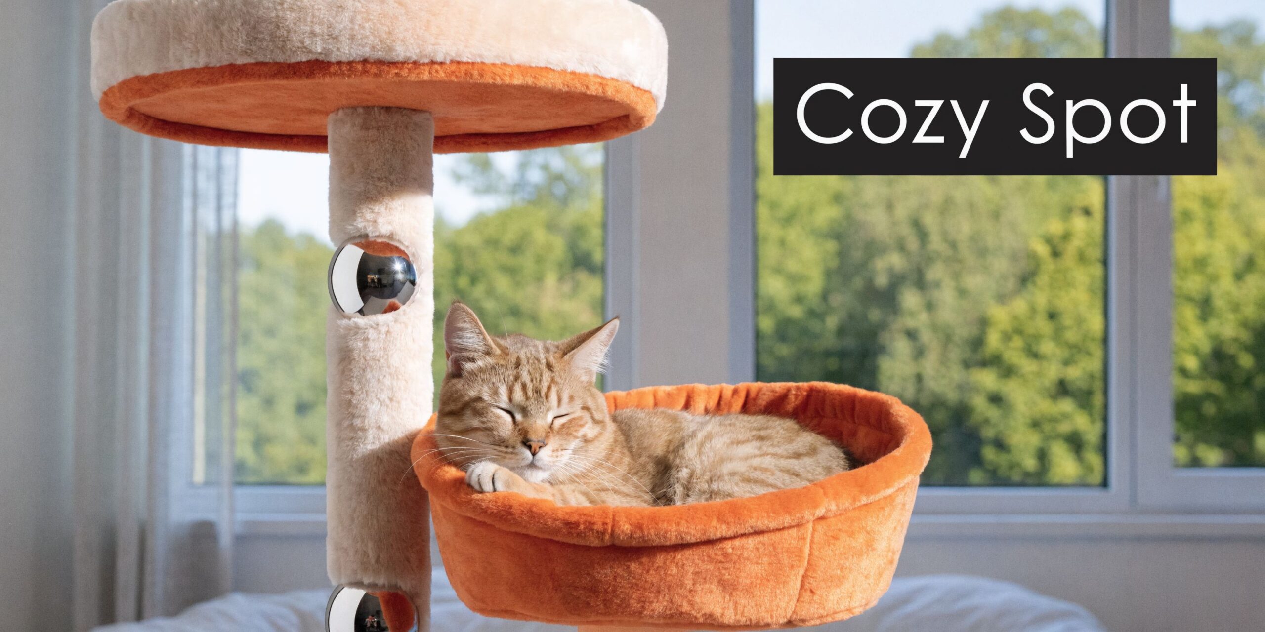 Een slaperige oranje kat rust comfortabel in een zacht oranje mandje op een luxe krabpaal bij het raam.