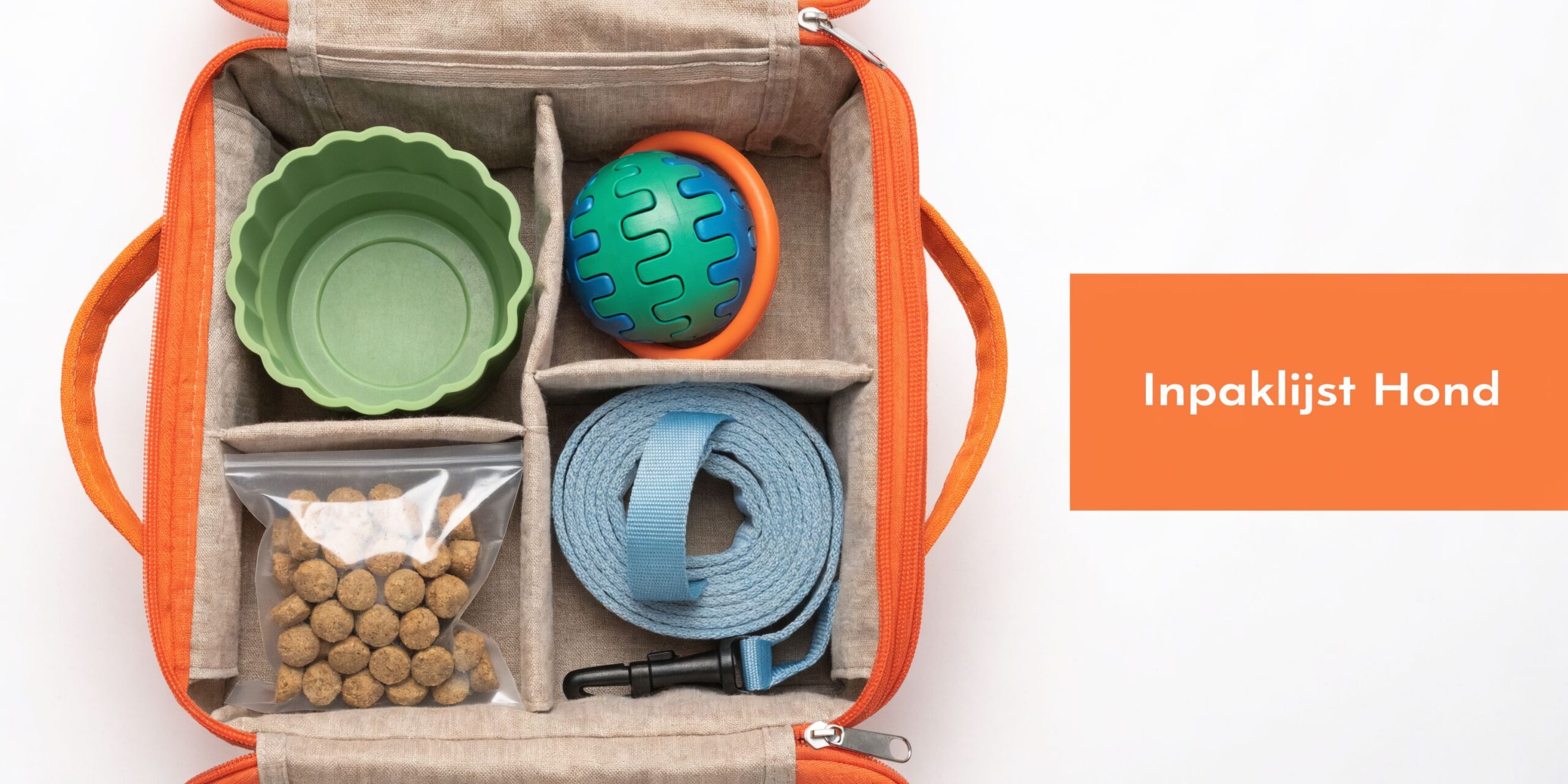 Een overzichtelijke hondentas met verschillende vakken voor voer, een voerbak, een bal en een riem.