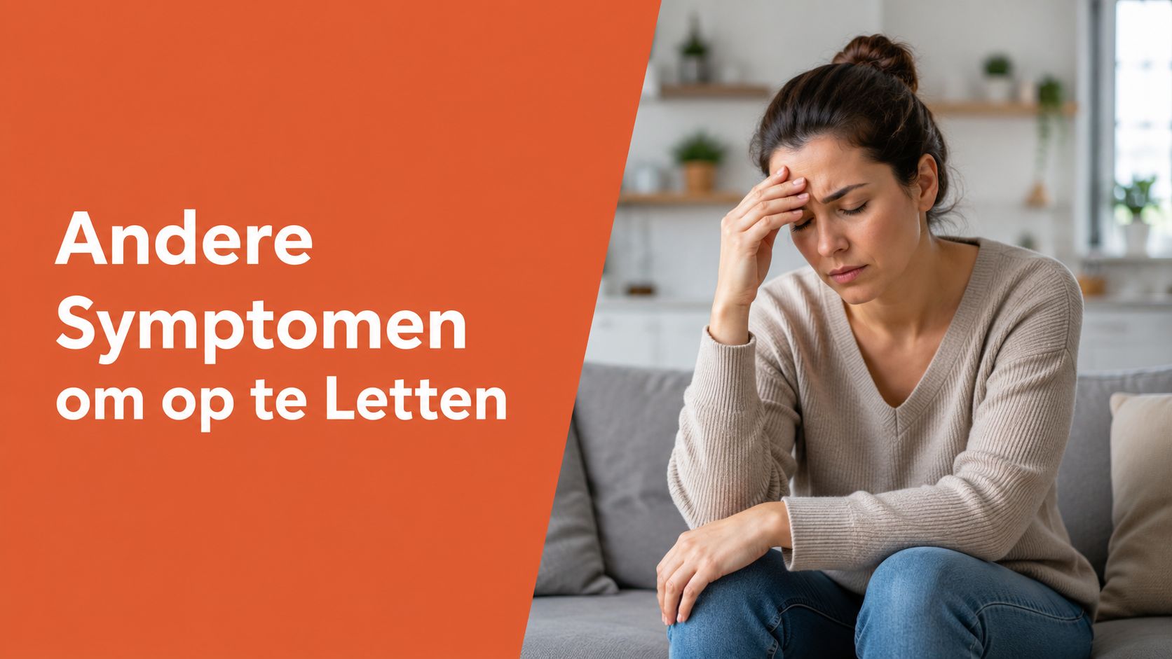 Een vrouw met hoofdpijn zit op een bank en kijkt bezorgd met haar hand op haar voorhoofd.