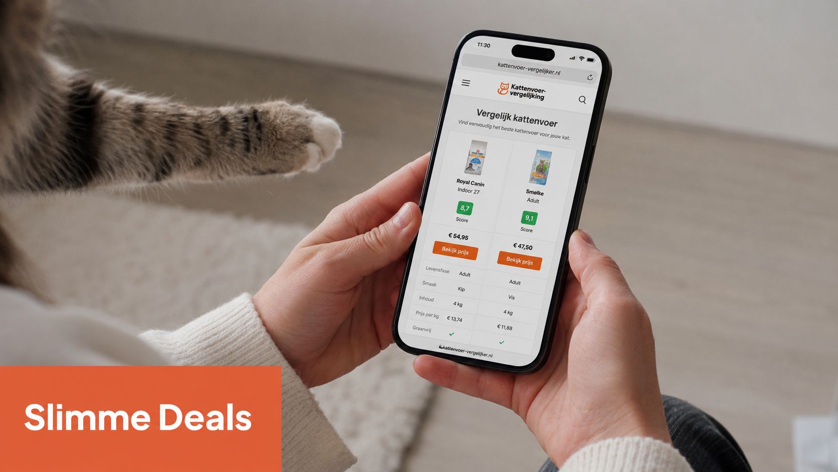 Een persoon bekijkt een vergelijkingswebsite voor kattenvoer op een smartphone terwijl een kat toekijkt.